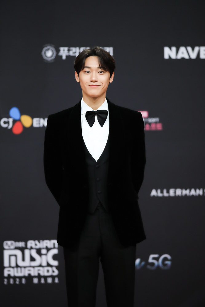 Lee Do Hyun wears a suit and bowtie at the 2020 Mnet Asian Music Awards