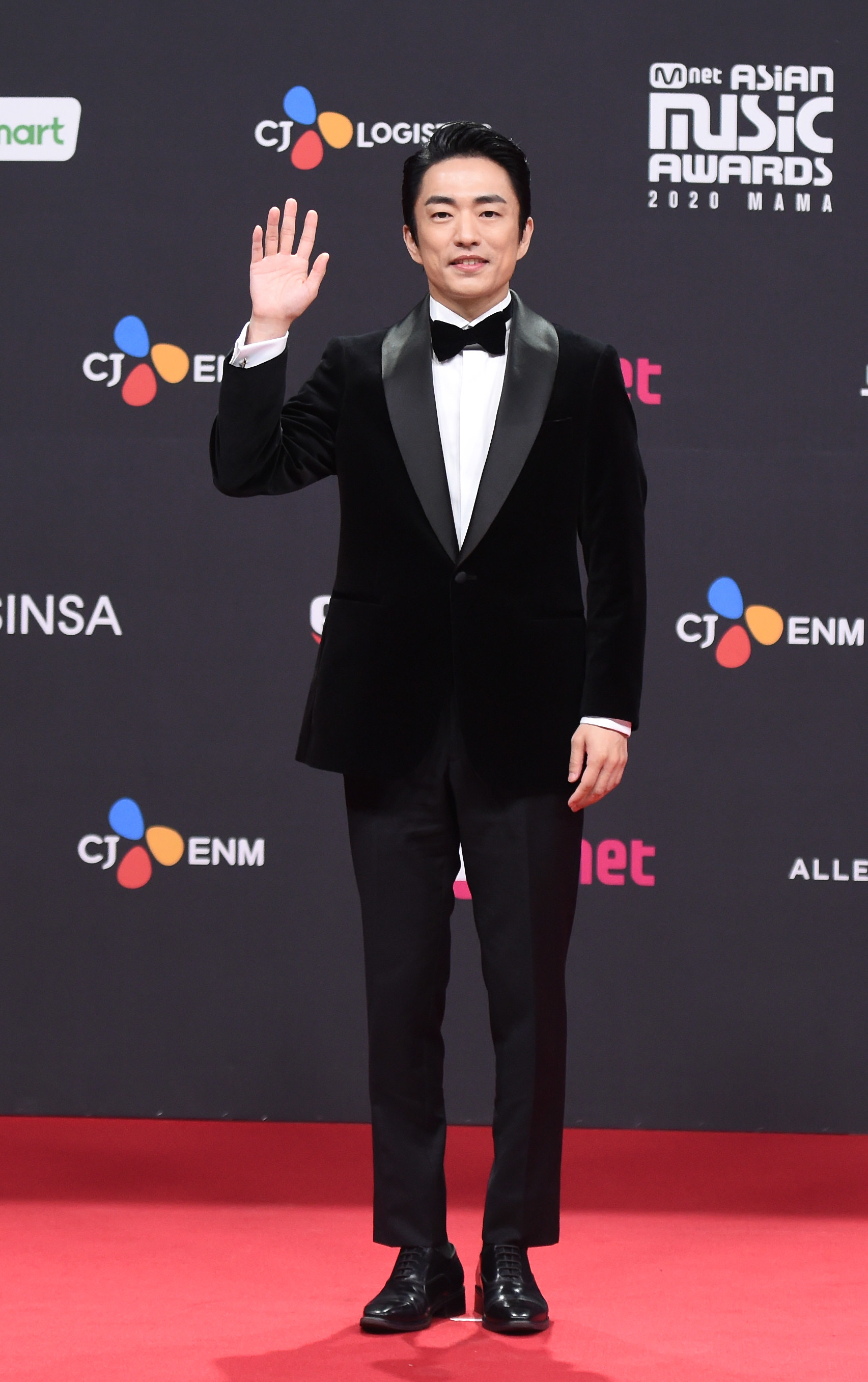  Jung Moon Sung wears a suit and bowtie at the 2020 Mnet Asian Music Awards