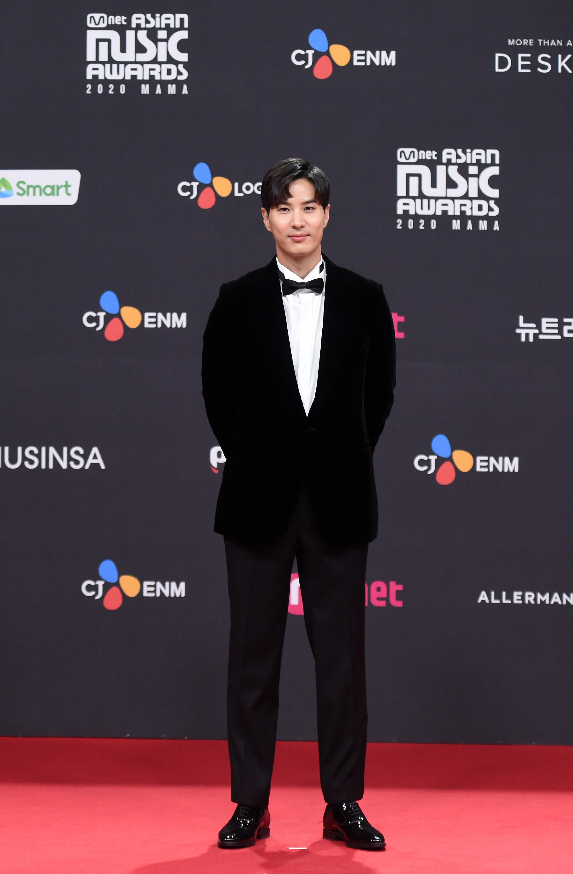 Kim Ji Seok wears a suit and bowtie  at the 2020 Mnet Asian Music Awards