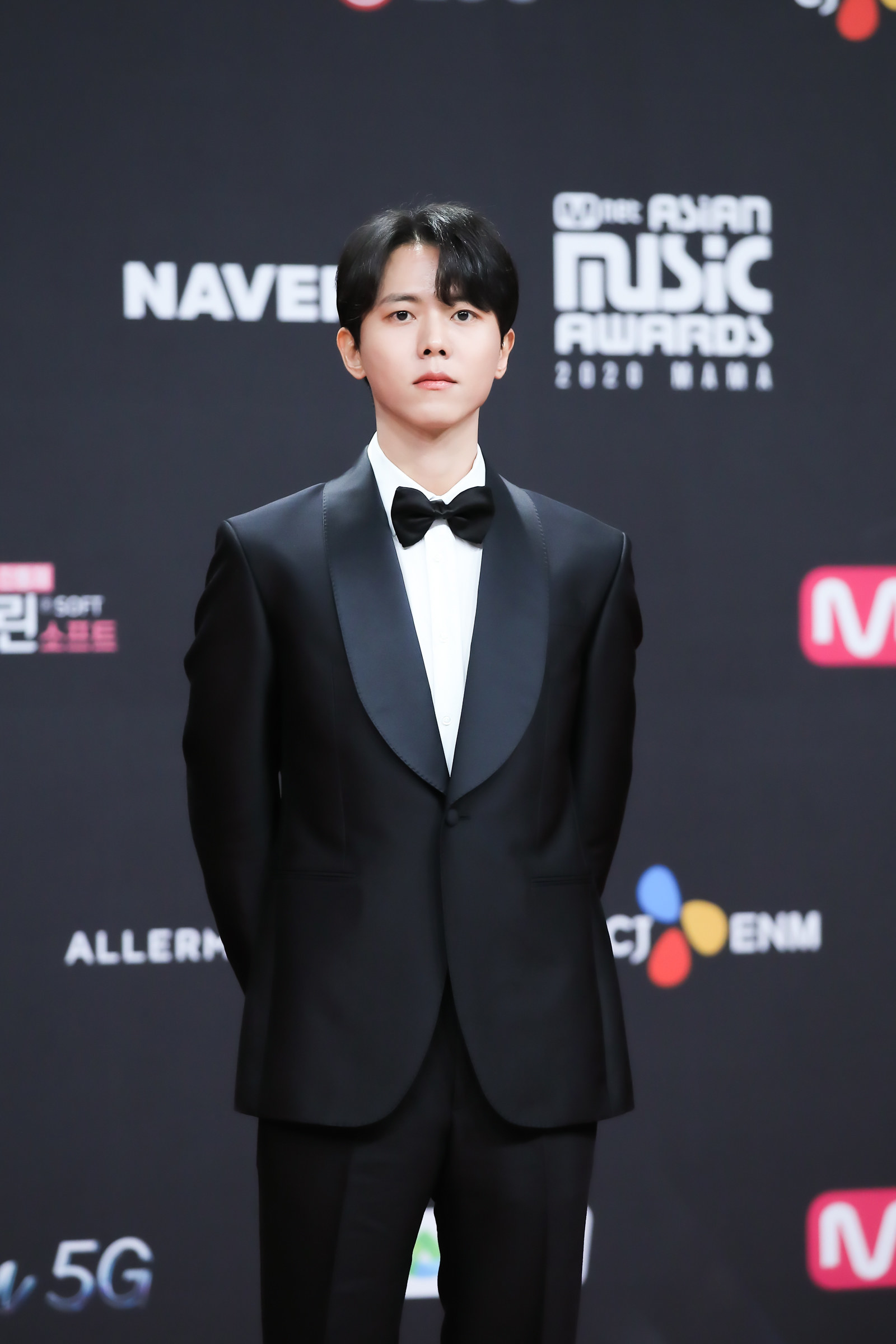 Joo Woo Jae wears a suit and bowtie  at the 2020 Mnet Asian Music Awards