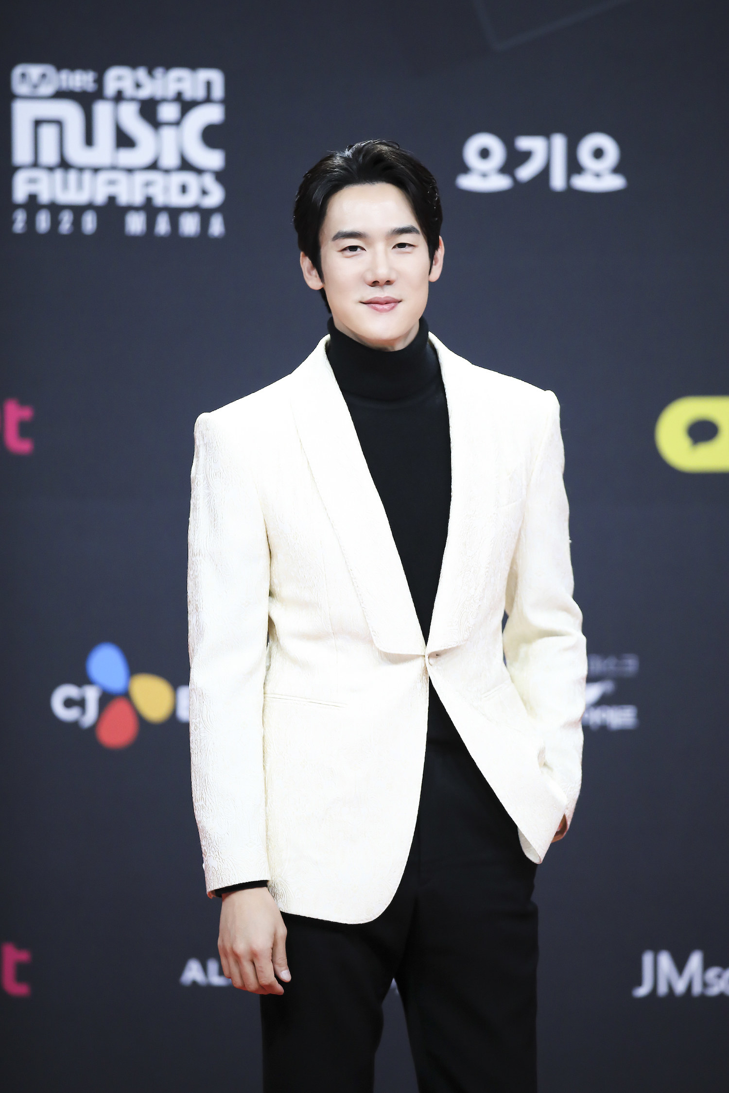 Yoo Yeon Seok wears a blazer and turtleneck  at the 2020 Mnet Asian Music Awards