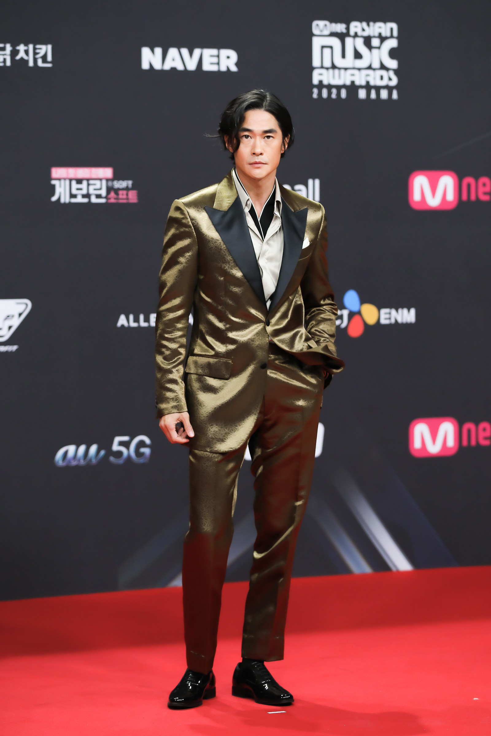 Bae Jeong Nam wears a metallic suit  at the 2020 Mnet Asian Music Awards