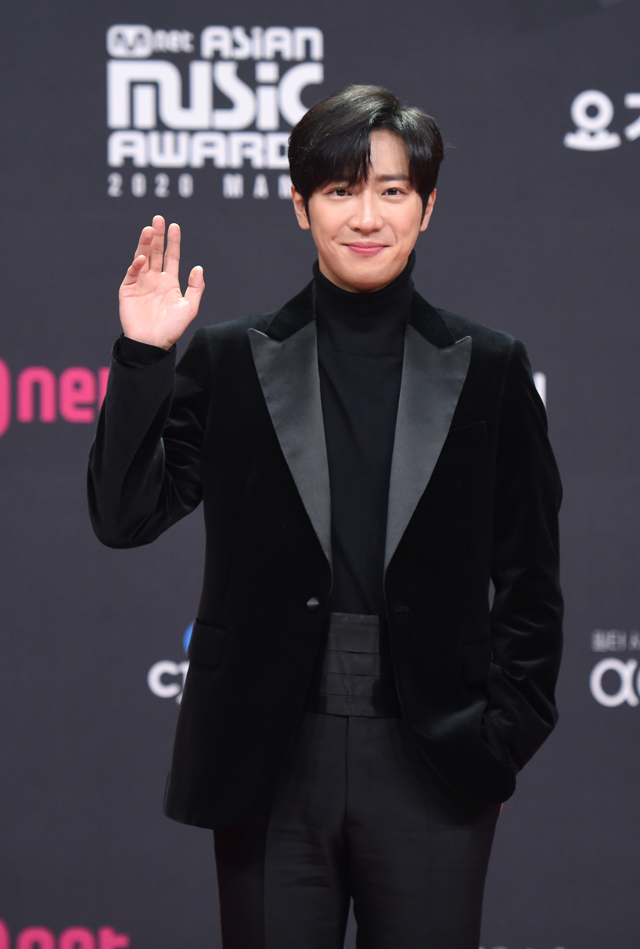 Lee Sang Yeob wears a black suit with a turtleneck underneath at the 2020 Mnet Asian Music Awards