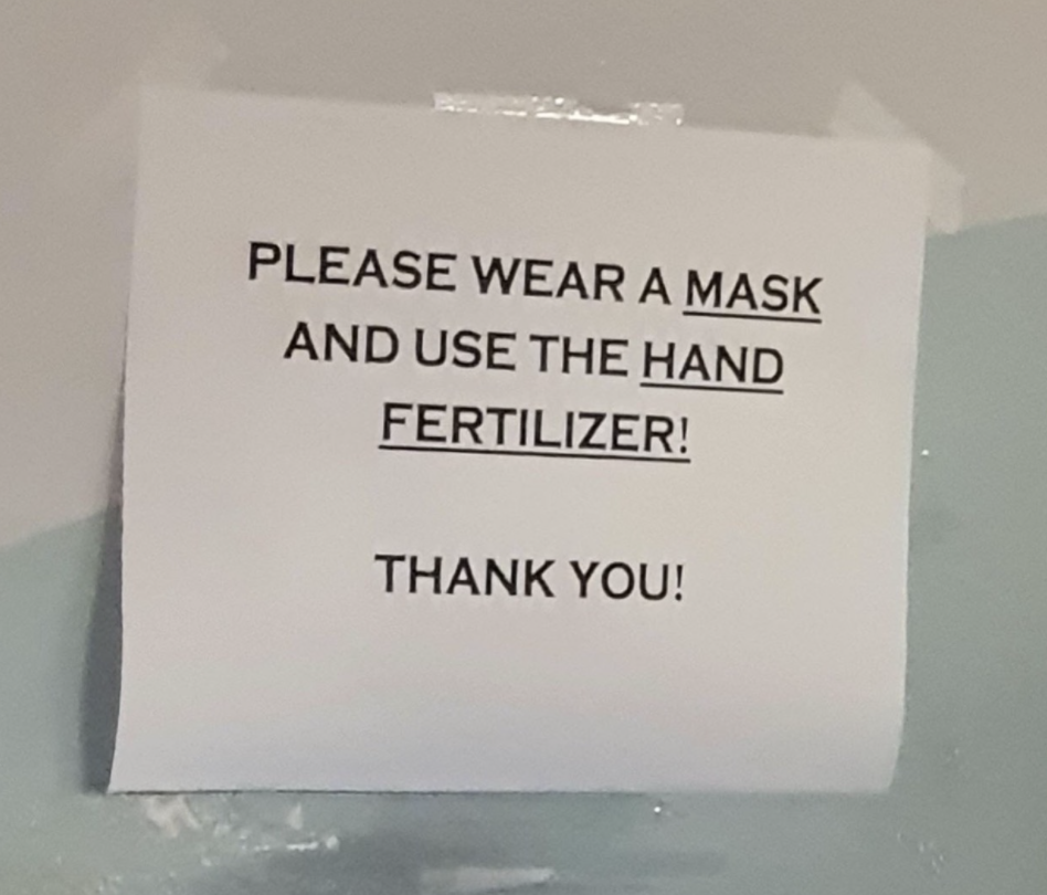 牌子上写着请戴上面具,用手肥料