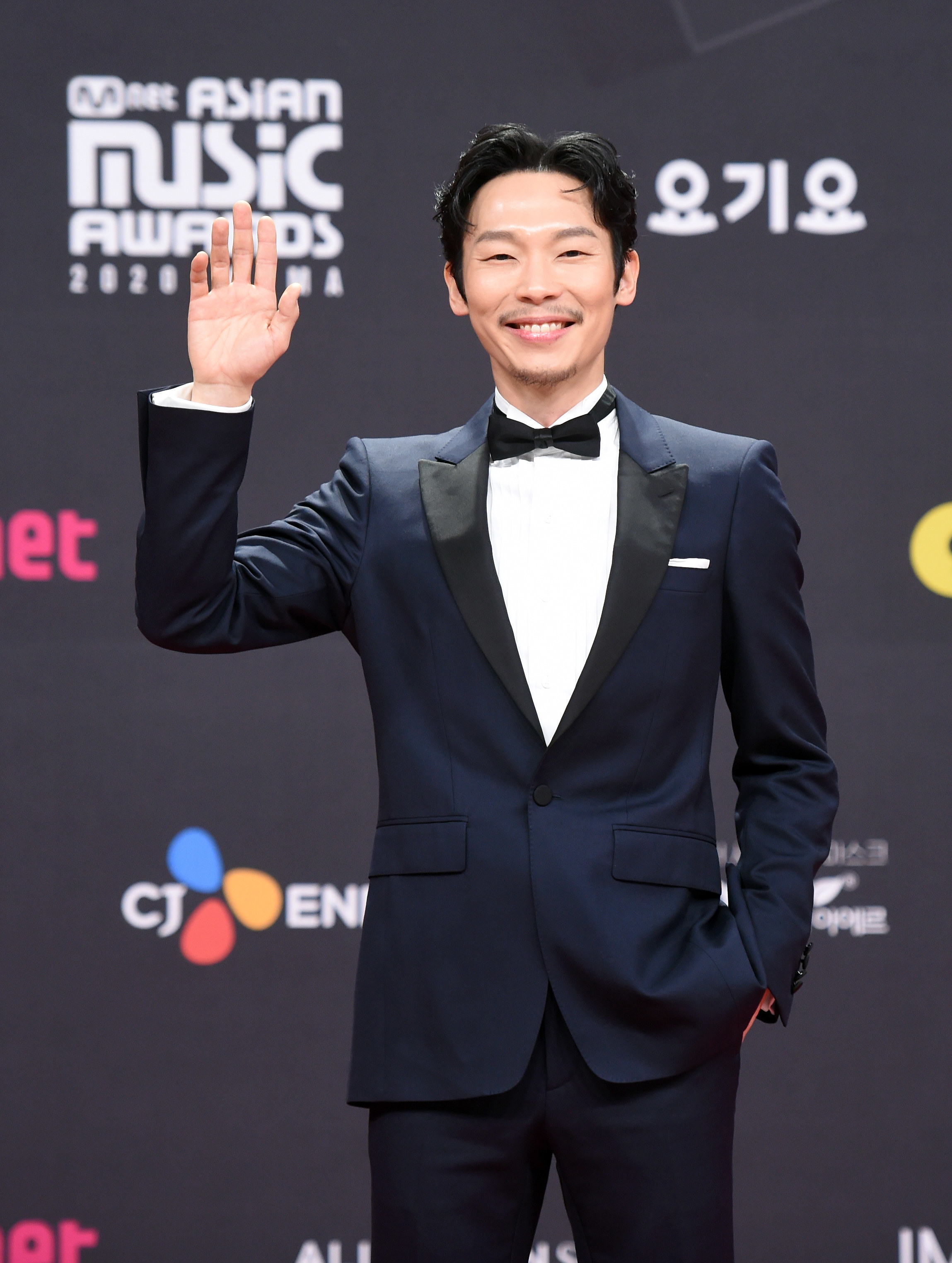 Yang Kyung Won wears a suit  at the 2020 Mnet Asian Music Awards