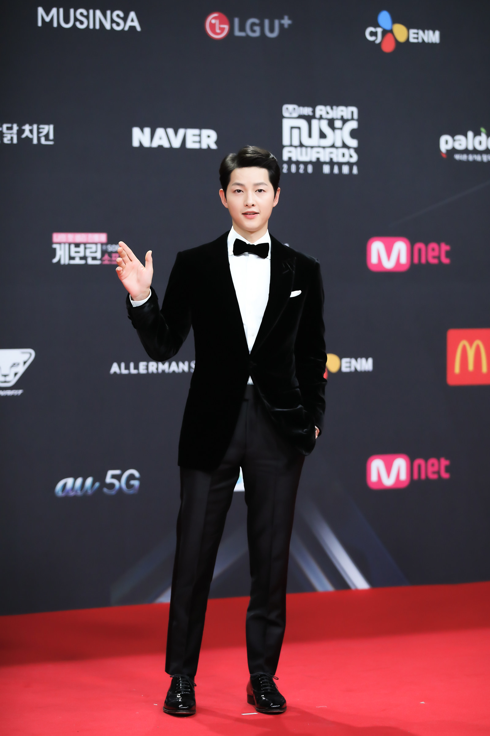 Song Joong Ki wears a suit as he attends the 2020 Mnet Asian Music Awards