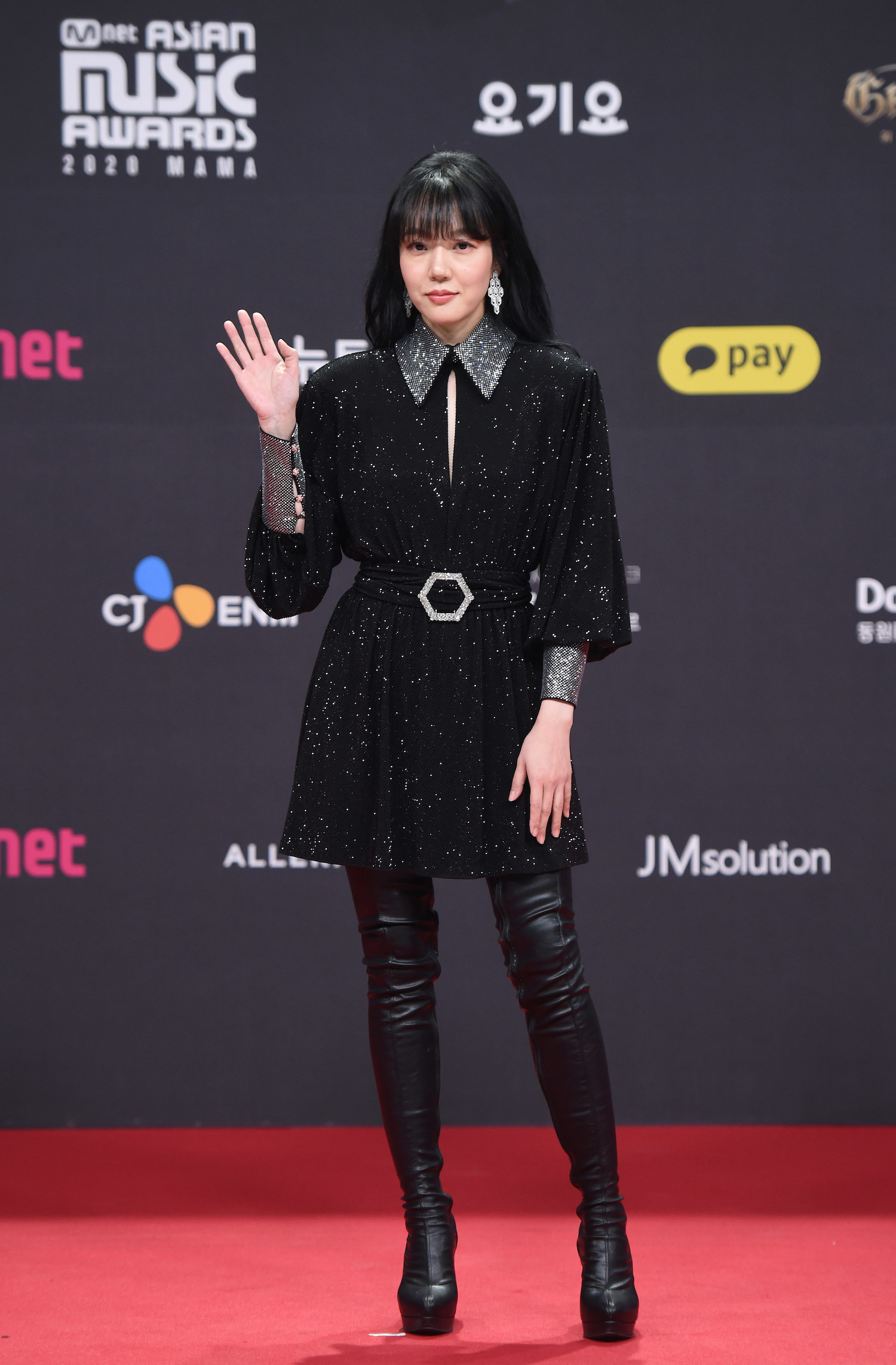 Im Soo Jung wears a black sparkly tunic with a hexagonal belt and leather thigh high boots at the 2020 Mnet Asian Music Awards