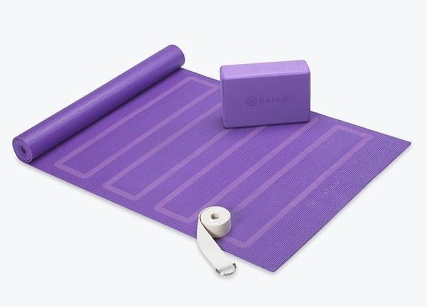 紫色的瑜伽装备”class=