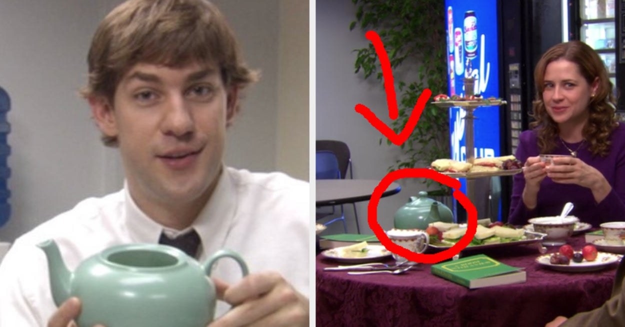 吉姆从办公室持有茶壶,他旁边是一个场景,pam在茶党和相同的茶壶放在桌子上