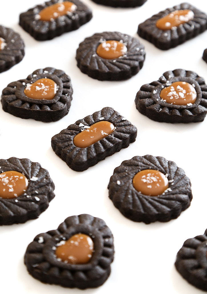 Dark chocolate cookies with salted caramel