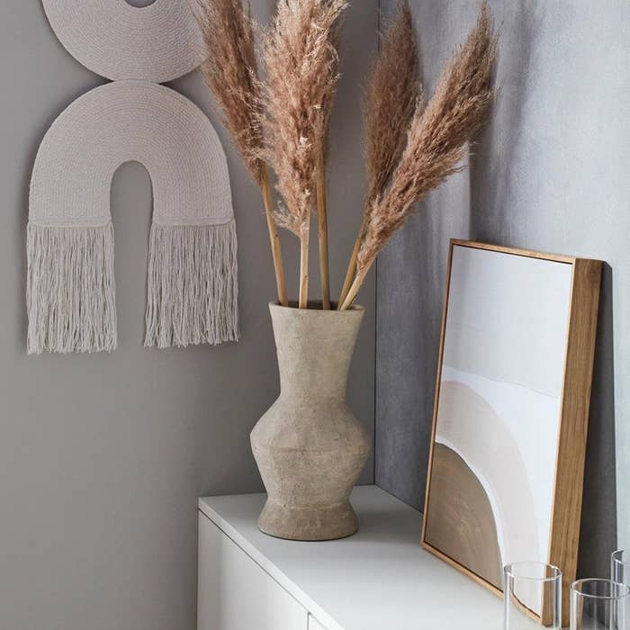 The tapestry with complementary neutral accessories