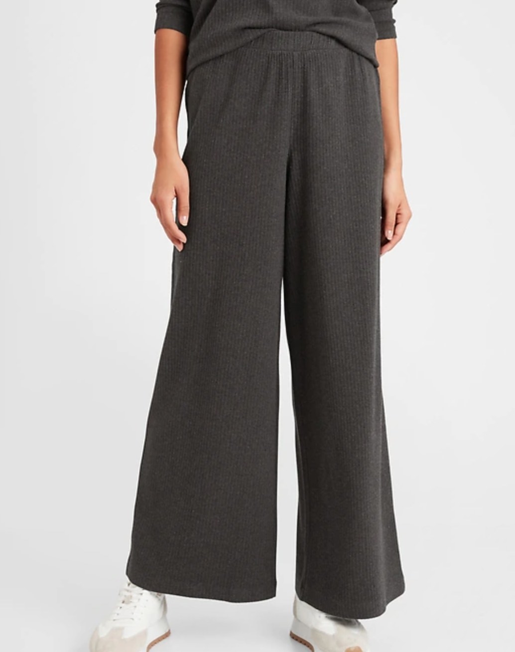 The pair of wide-leg ribbed knit pants in charcoal grey