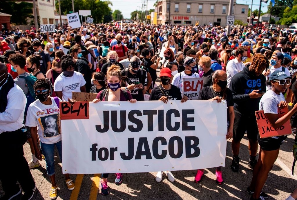 抗议者于2020年8月29日在威斯康星州基诺沙举行的种族主义和警察暴行的集会中与雅各布·布雷克的家人一起游行