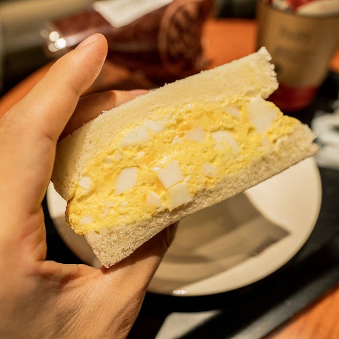 Tully's Coffee(タリーズコーヒー)のおすすめメニュー「たっぷりタマゴサンド」たまごのボリュームがすごくて美味しい