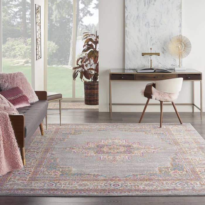 The rug in grey