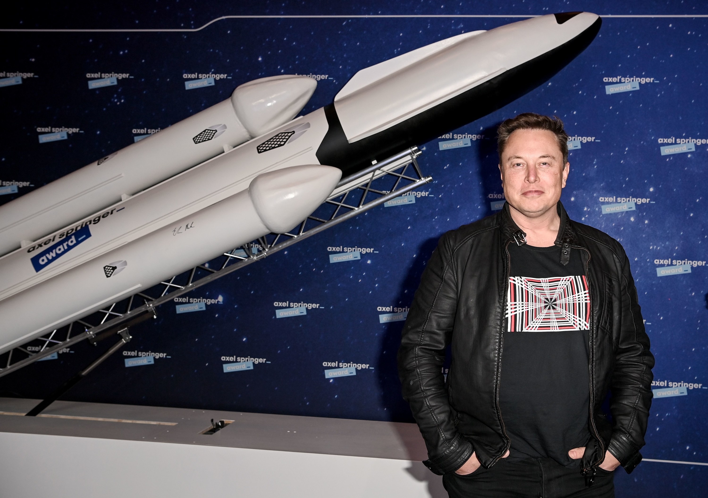 SpaceX公司所有者和特斯拉总裁伊隆麝香的姿势,他到达Axel Springer颁奖典礼的红地毯