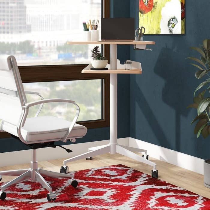 ebern设计cooperton高度可调立式办公桌的角落里生活空间
