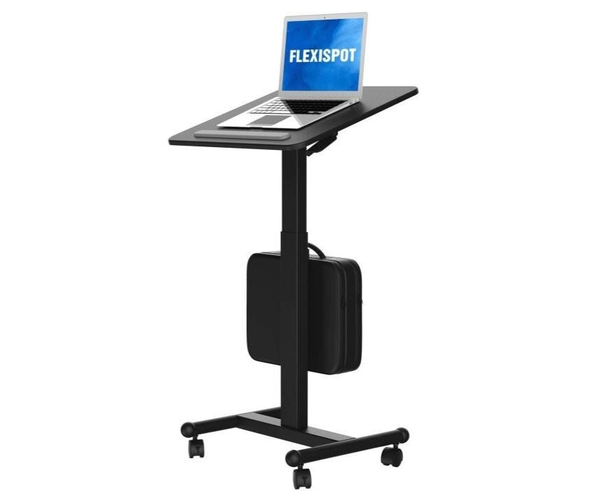 flexispot笔记本站在书桌上有一台笔记本电脑