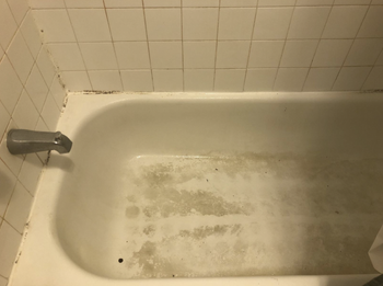 the bottom of a reviewer's tub looking dirty