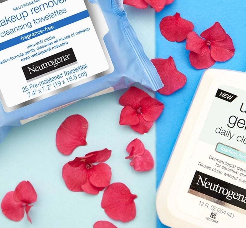 package of neutrogena makeup remover cleansing towelettes