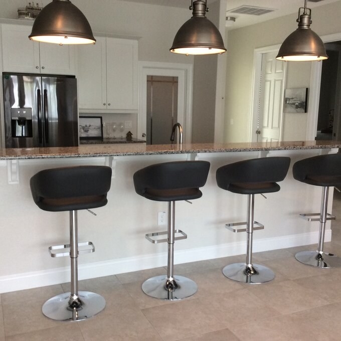 Review photo of the black swivel barstool