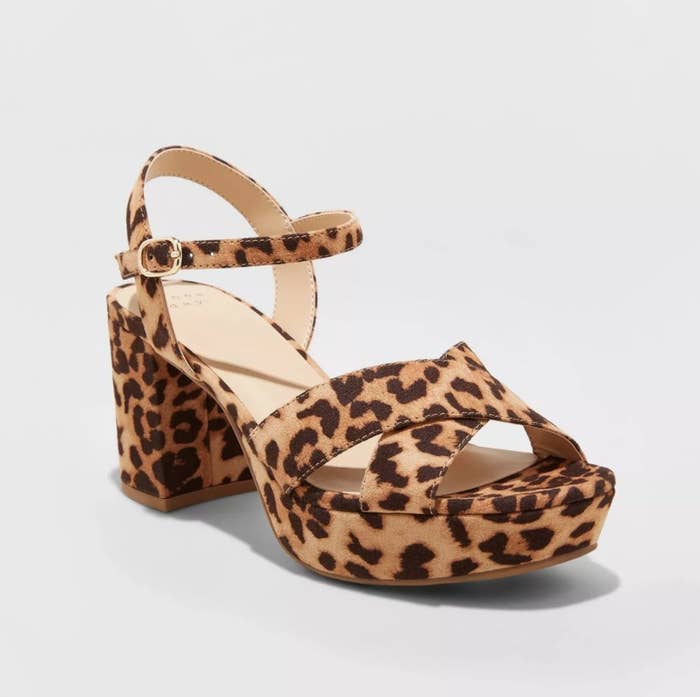 The heels in the color brown/leopard