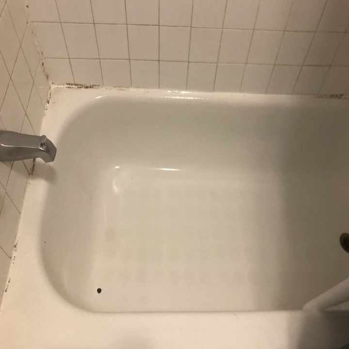 the same reviewer's tub now looking clean after using the power scrubbing cleaning kit