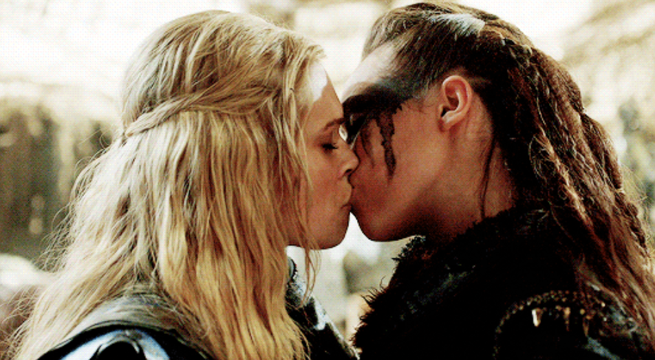 Clarke and Lexa kissing
