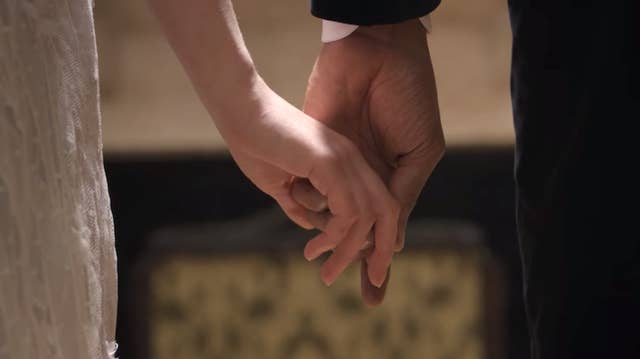 The Hand Touch Between Simon And Daphne Is Actually The Steamiest Scene In Bridgerton