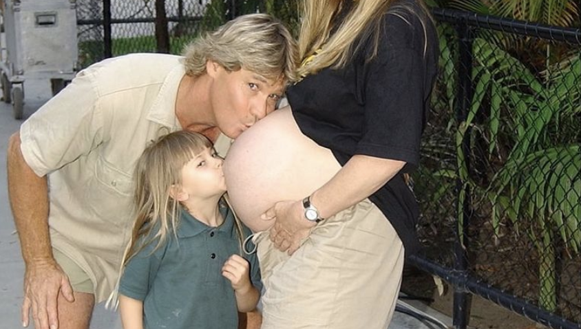 Steve and Bindi Irwin kissing Terri Irwin&#x27;s pregnant belly