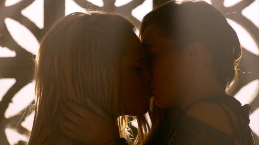 Clarke and Lexa kiss