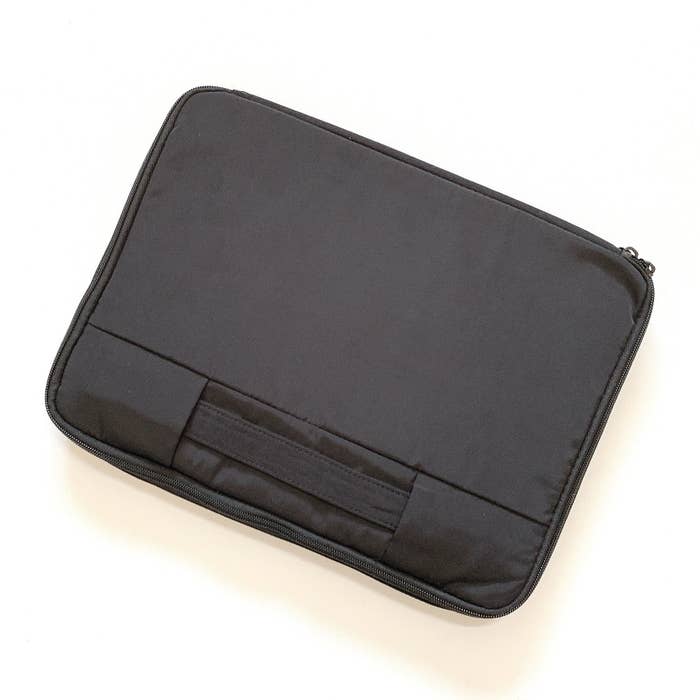 無印良品のオススメグッズ「入れたまま使えるパソコンケース」