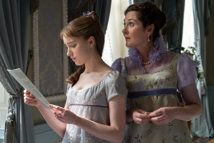 Phoebe Dynevor and Ruth Gemmell in Bridgerton