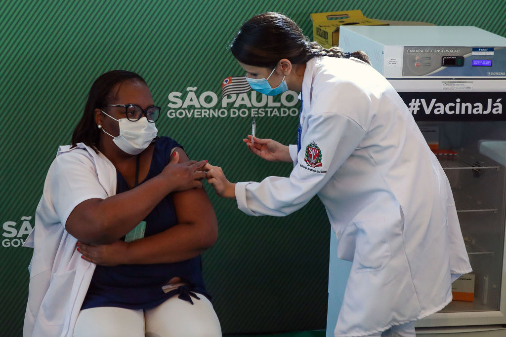 A enfermeira Mônica Calazans sendo vacinada