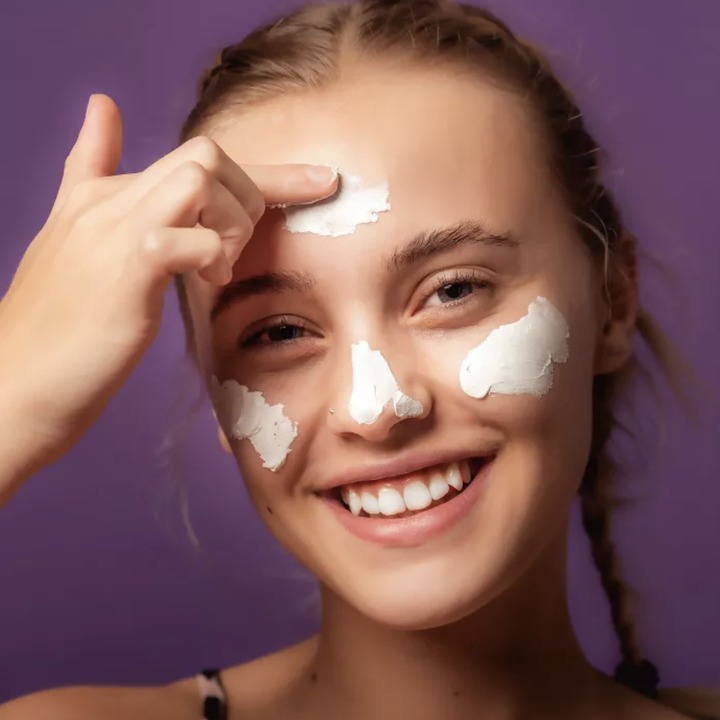 Model applies Que Bella's Deep Cleansing Aloe Vera Cream Face Mask to their face

