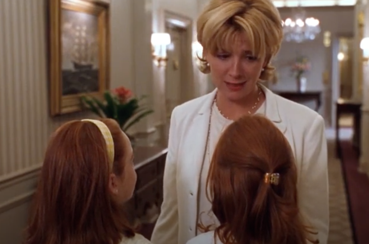 Hallie and Annie looking up at their mother in &quot;The Parent Trap&quot; 