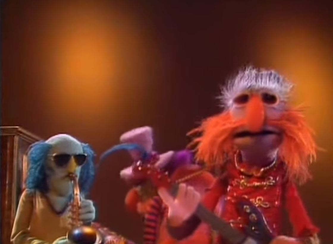 Floyd Pepper sings while Zoot plays sax and Dr. Teeth plays piano