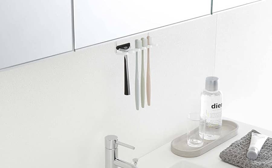 これ有能すぎ 浮かせて収納する 歯ブラシホルダー で洗面台がスッキリした