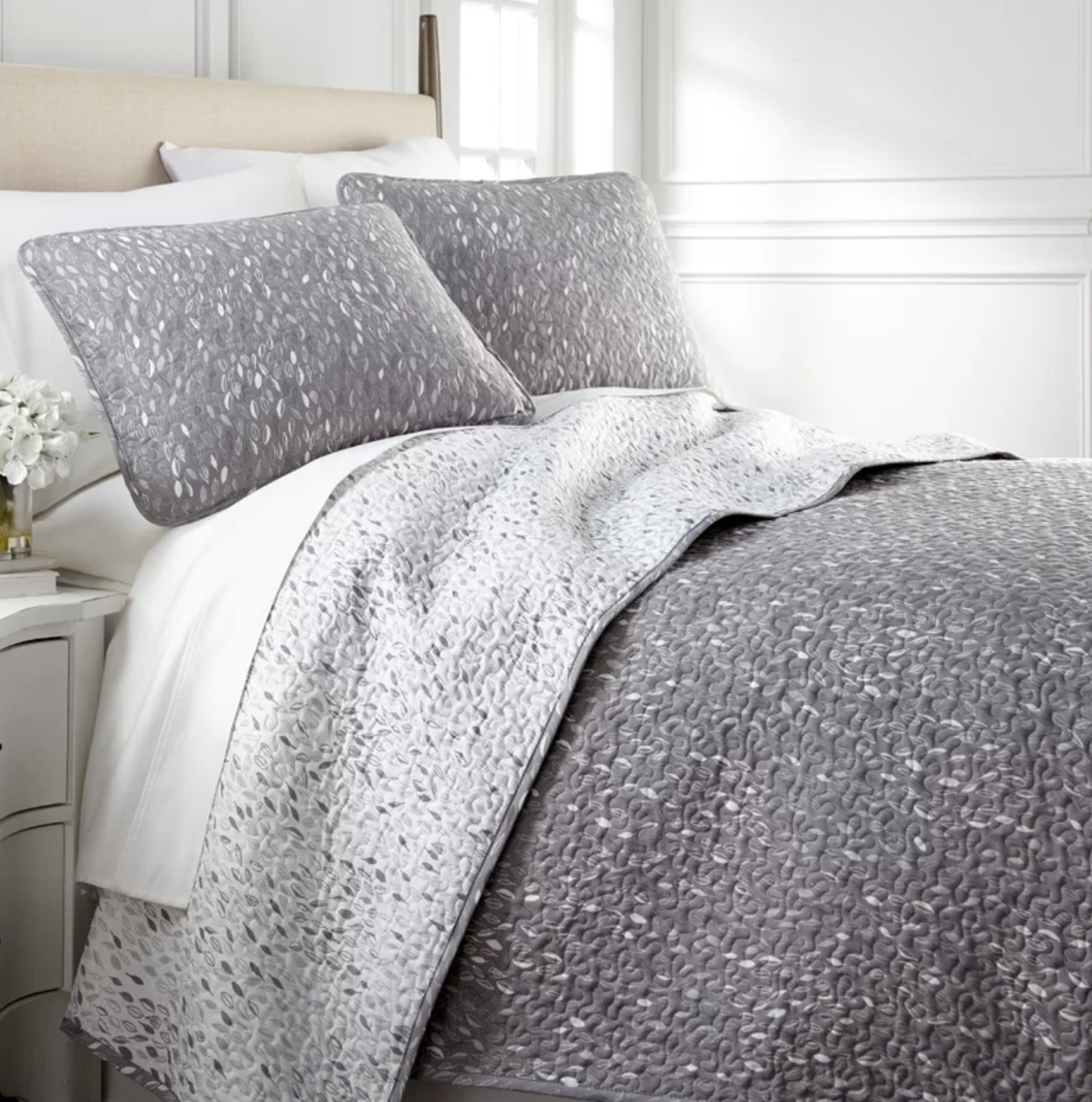 the quilt set in gray