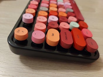 A reviewer's photo of the keyboard in black colorful