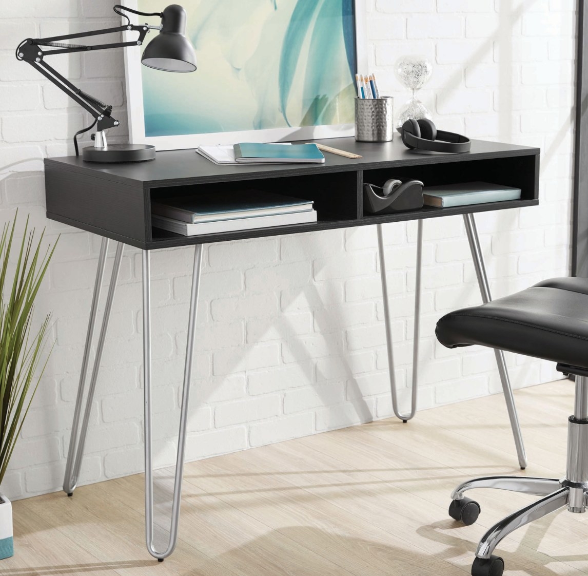 The hairpin writing desk in black with metal legs