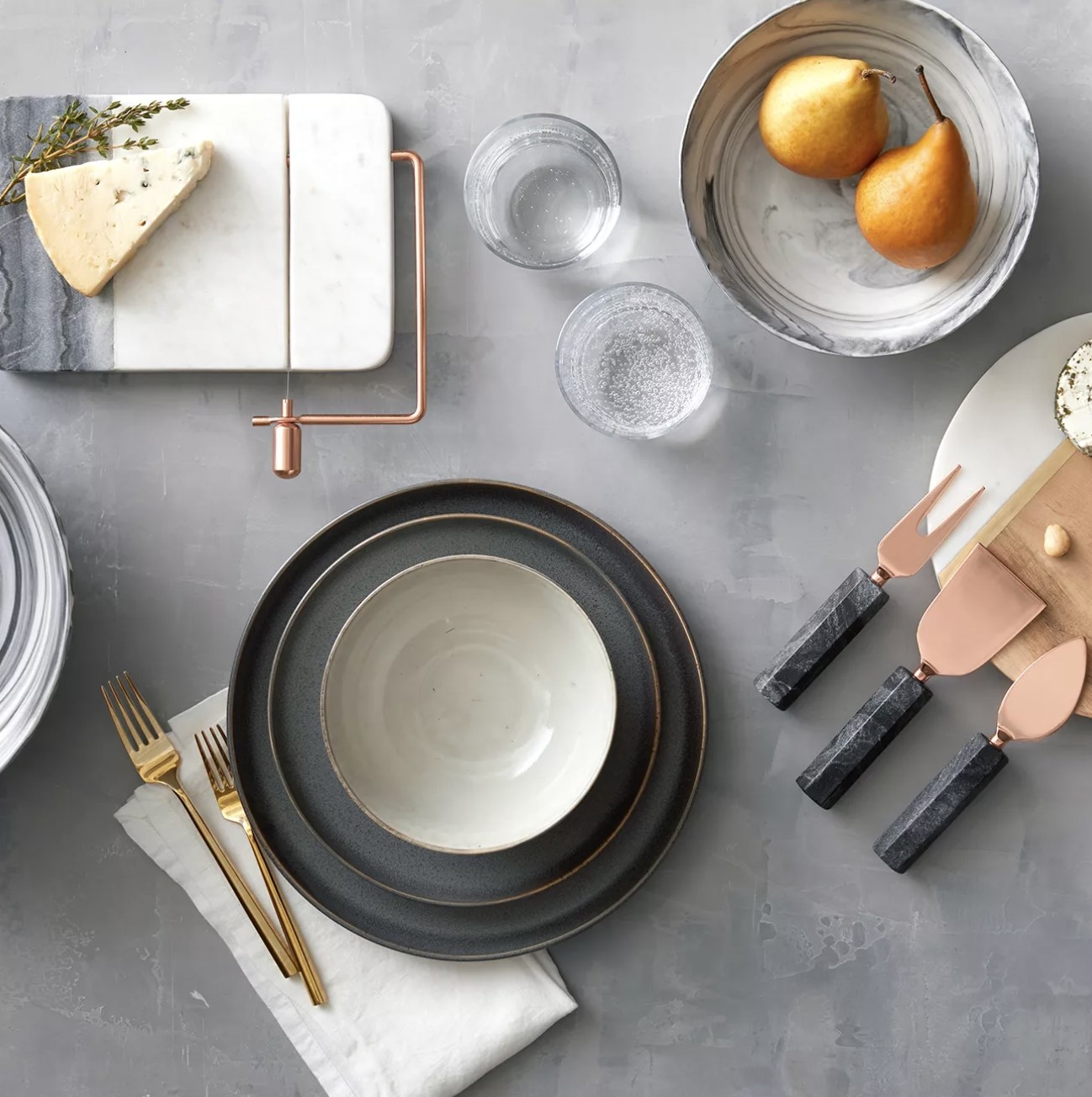 The dinnerware set