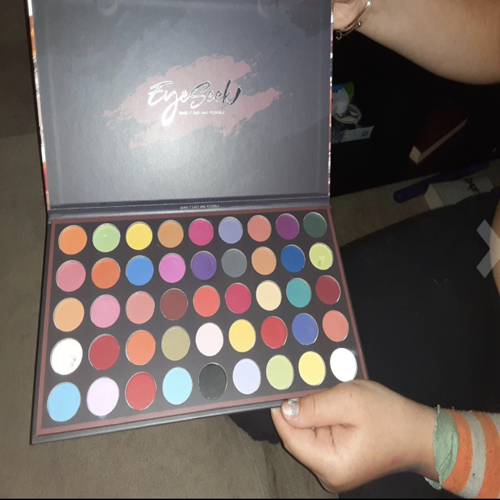 reviewer holding palette