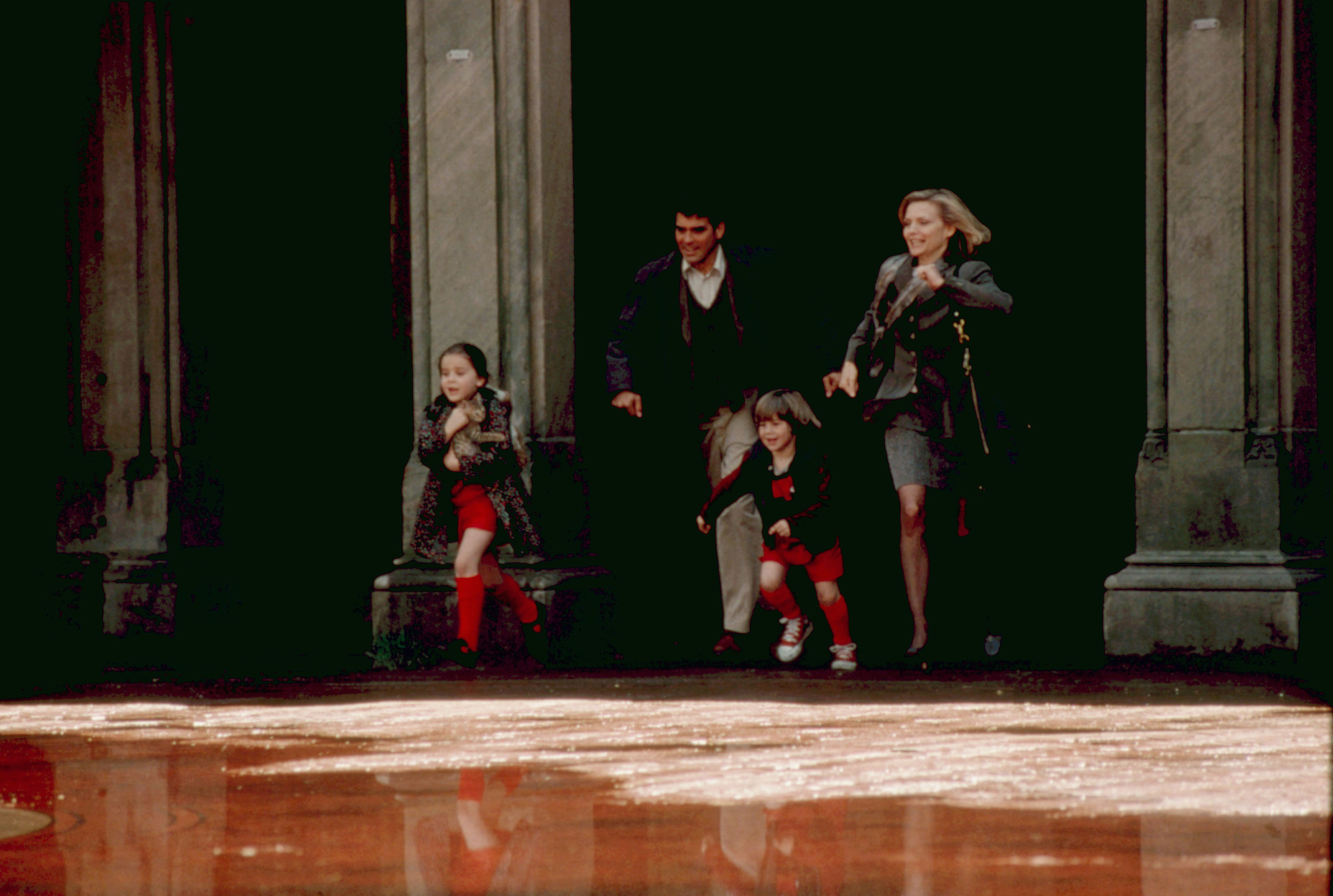 Mae Whitman, George Clooney, Alex D. Linz, Michelle Pfeiffer running out of a building