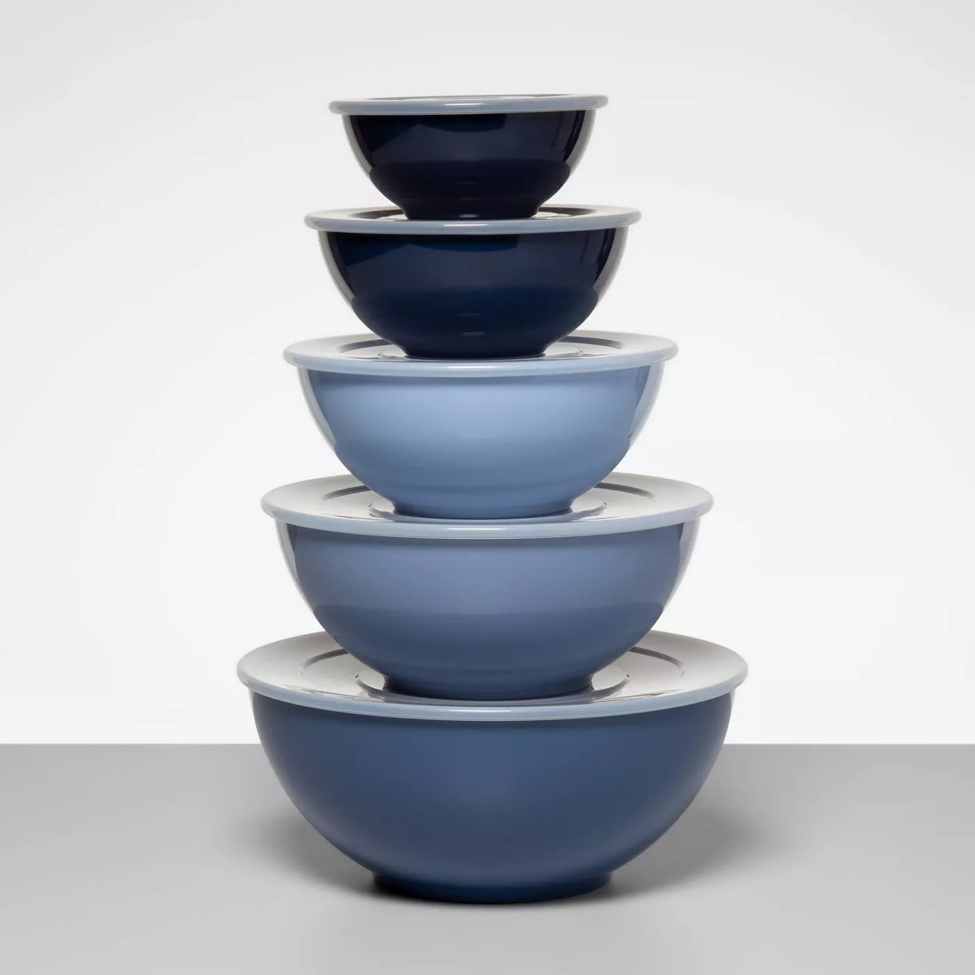 The blue mixing bowls with lids