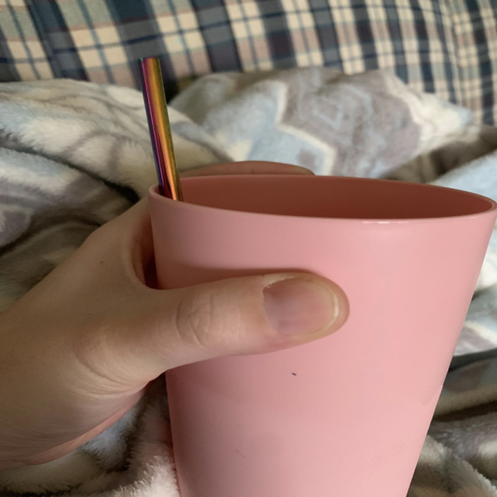 reviewer using the straw in their cup