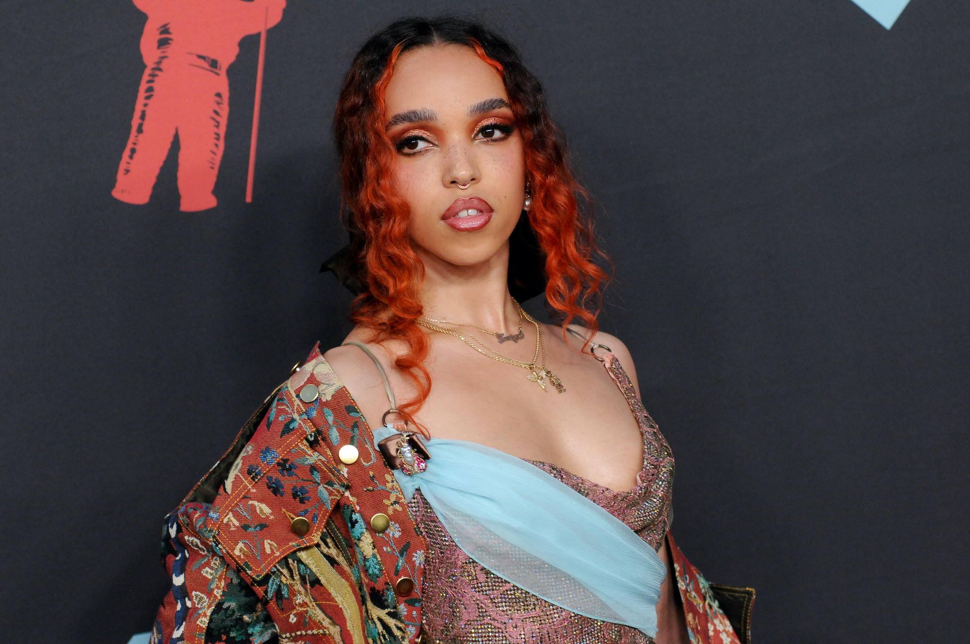 FKA Twigs poses on the 2019 MTV Video Music Video Awards 