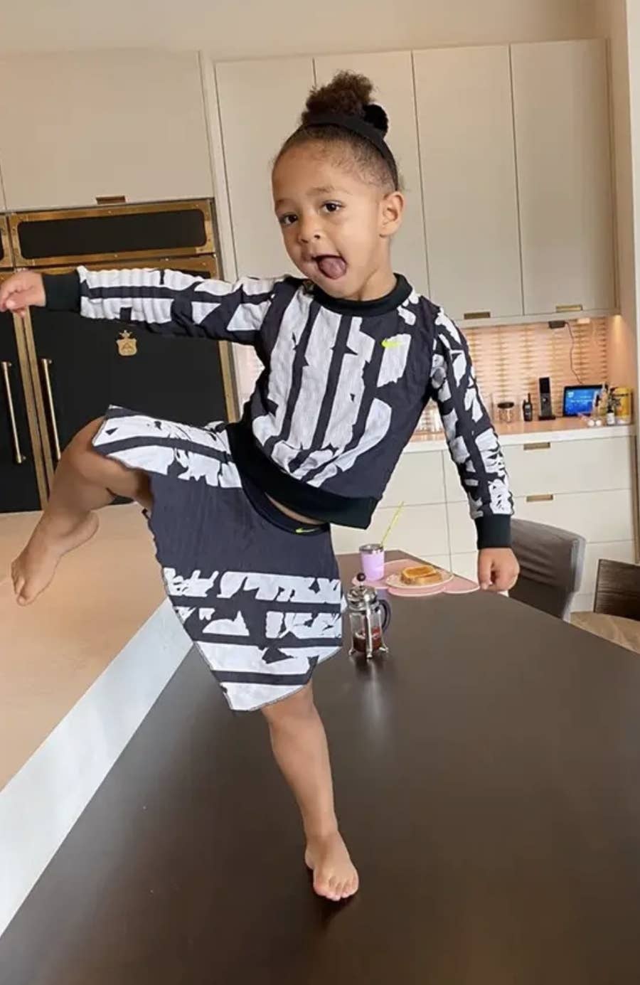 ママ セリーナと一緒にテニス 3歳のオリンピアちゃんが可愛すぎて目が離せない