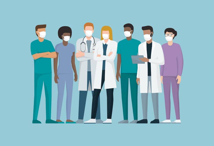 卡通的医生和医护人员戴上口罩,他们站在一起,冠状病毒预防的概念