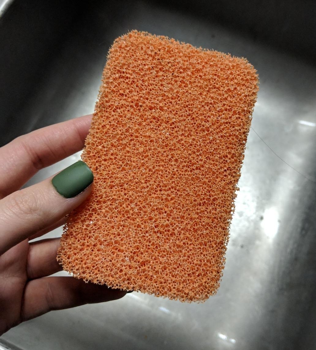 Reviewer holding silicone sponge
